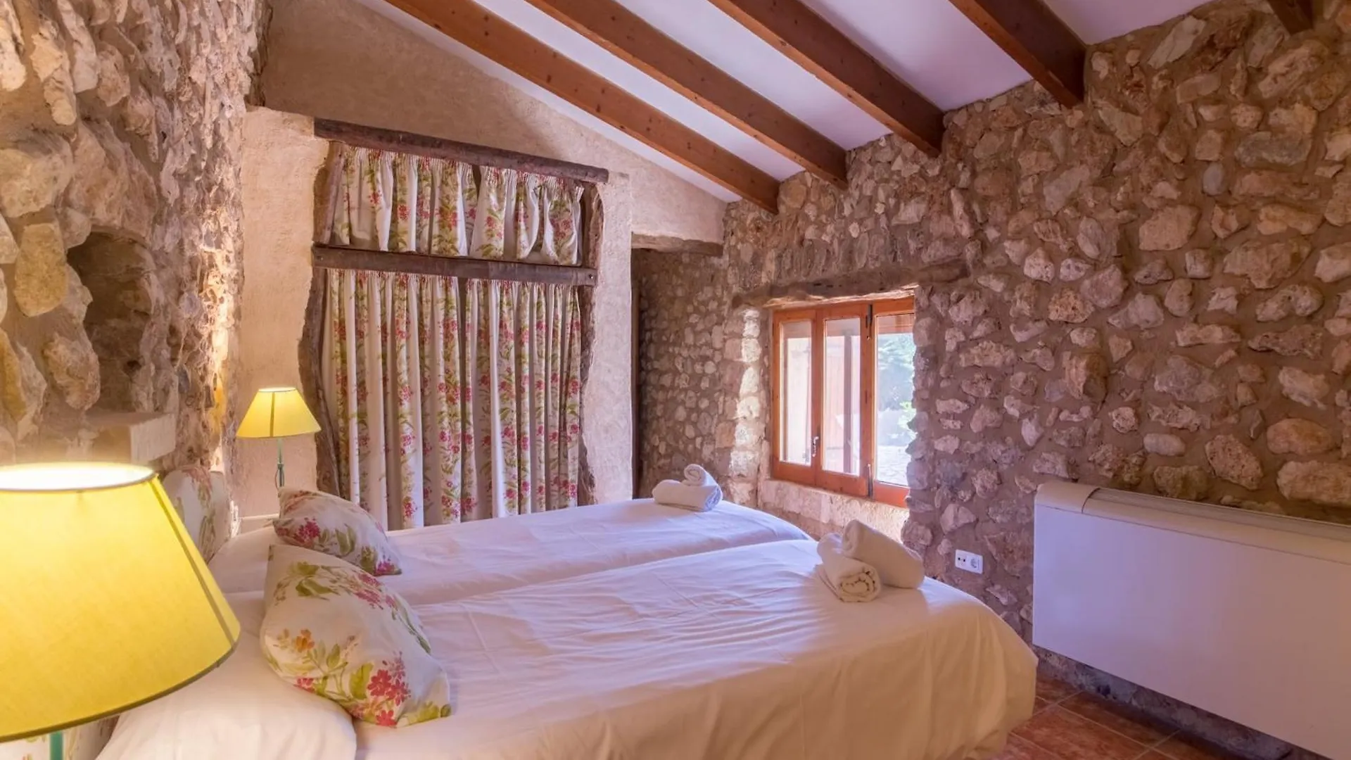 Delightful Country House In Búger Hébergement de vacances